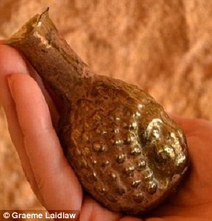 Chiếc cốc được tìm thấy bên cạnh người phụ nữ trong mộ cổ