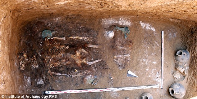 Đồ trang sức được tìm thấy trong ngôi mộ cổ của nữ chiến binh. Ảnh Dailymail