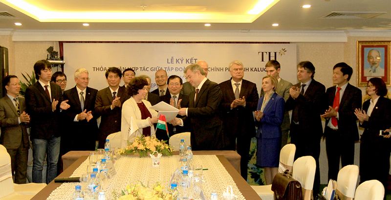 Bà Thái Hương - Chủ tịch HĐQT Tập đoàn TH và ông Anatoly Dmitriyevich Artamonov – Thống đốc tỉnh Kaluga ký thỏa thuận hợp tác đầu tư