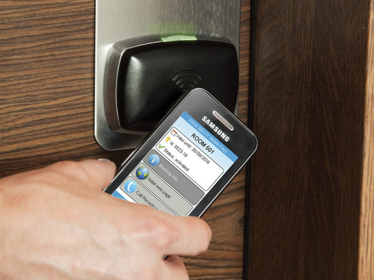 Chiếc điện thoại thông minh smartphone sẽ là nơi lưu trữ chiếc chìa khóa ảo để mở cửa phòng khách sạn