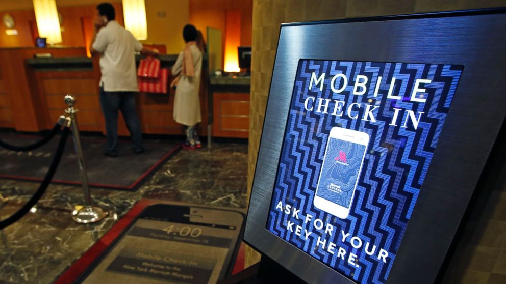 Sử dụng điện thoại thông minh smartphone trong check-in sẽ tăng thêm một kênh tương tác giữa khách sạn và khách hàng