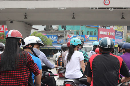 Hình ảnh những chiếc mũ bảo hiểm rởm vẫn ngập tràn đường phố Hà Nội