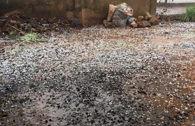 Mưa đá rơi trắng đường ở thị xã Buôn Hồ, Đắk Lắk