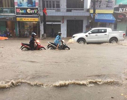 Quảng Ninh ngập lụt nặng nè sau trận mưa kéo dài