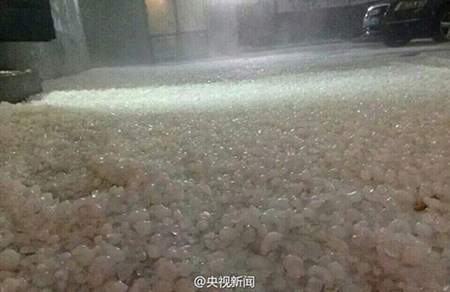  Lớp đá phủ kín mặt đường sau trận mưa đá tại thành phố Lạc Dương, Trung Quốc. Ảnh Sina