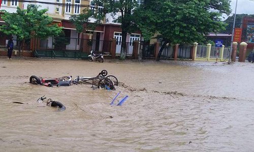 Trận mưa lớn kéo dài suốt 7 tiếng đã làm đập Huổi Củ vỡ tung, gây lũ quét kinh hoàng ở Điện Biên