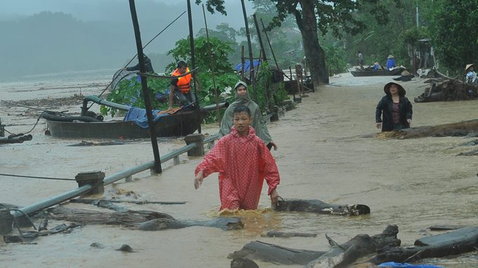 Nhiều người dân bất chấp mưa lớn, lũ quét mà lao vào dòng nước ‘hôi’ xe đạp, xe máy