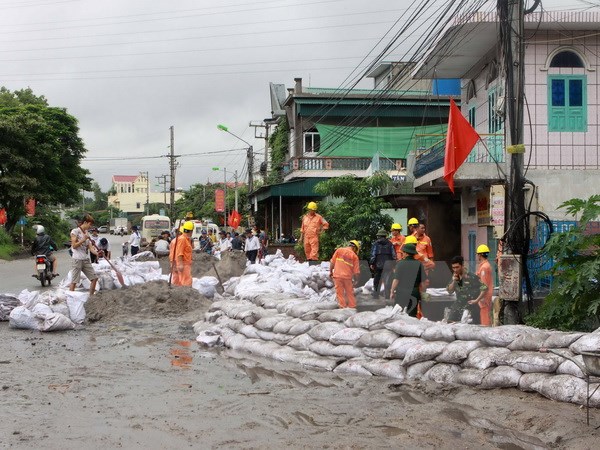Dân quân Quảng Ninh đóng cát vào bao tải, đắp đê ngăn bùn và đất đá tràn khi mưa lớn