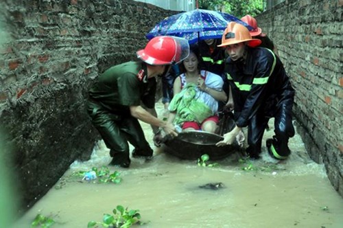 Trước tình hình diễn biến mưa lũ lớn phức tạp, chính quyền Quảng Ninh đang khẩn trương di dời dân