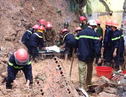 Lực lượng cứu hộ, cứu nạn đang tìm kiếm tại vụ tai nạn lở đất do mưa lũ lớn ở Quảng Ninh gây ra