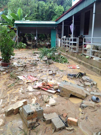 Sân nhà người dân ở Tuần Giáo (Điện Biên) ngổn ngang sau đợt mưa lũ miền Bắc trong mấy ngày qua