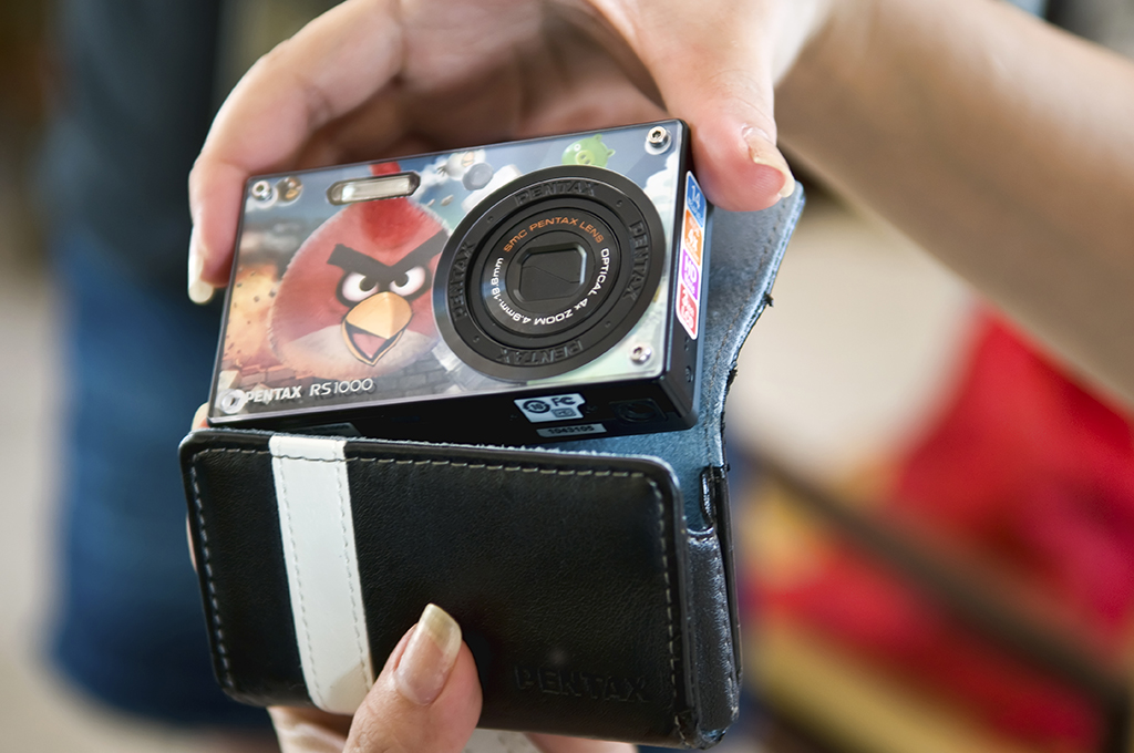 Người dùng cũng có thể mua máy ảnh giá dưới 2 triệu đồng Pentax Optio RS1000