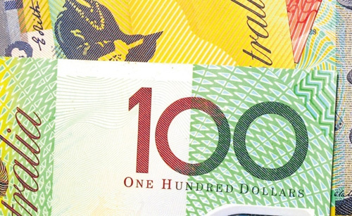 Một cơn ‘mưa tiền’ gồm những đồng đô la Australia trị giá 100 AUD rơi trên đường cao tốc