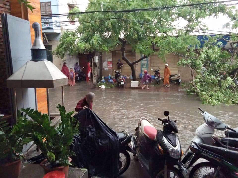 Ngập lụt tại đường Nguyễn Đình Chiểu