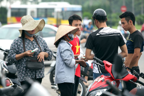 Dù giá cao ngất ngưởng, nhiều CĐV vẫn phải cắn răng bỏ tiền mua vé xem trận bán kết Việt Nam - Malaysia của chợ đen