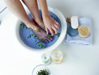 Chăm chỉ ngâm chân bằng nước trà xanh sẽ tiêu diệt hết vi khuẩn gây mùi