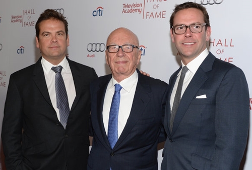 Rupert Murdoch cùng hai con trai - Lachlan (trái) và James (phải)