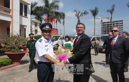 Lãnh đạo Cảnh sát biển Việt Nam chào mừng Bộ trưởng Quốc phòng Mỹ tới thăm cán bộ, chiến sỹ Vùng Cảnh sát biển 1