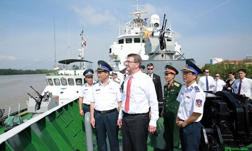 Bộ trưởng Quốc phòng Mỹ tham quan tàu Cảnh sát biển Việt Nam tại Vùng Cảnh sát biển 1
