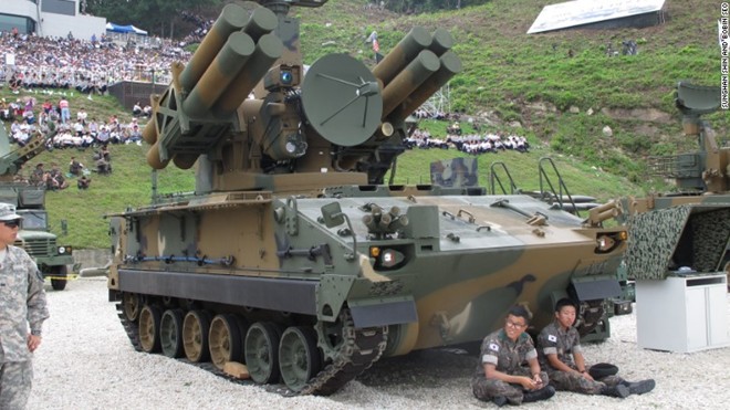 Hệ thống tên lửa phòng không K-SAM hay “Pegasus” nặng 26 tấn và tầm bắn tối đa đạt 9 km, một trong các loại vũ khí có mặt trong cuộc tập trận