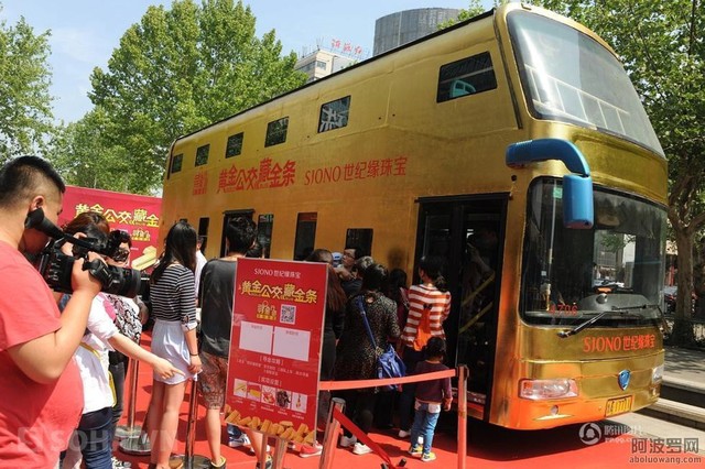 Chiếc xe bus dát vàng hàng trăm triệu Nhân dân tệ ở Trung Quốc