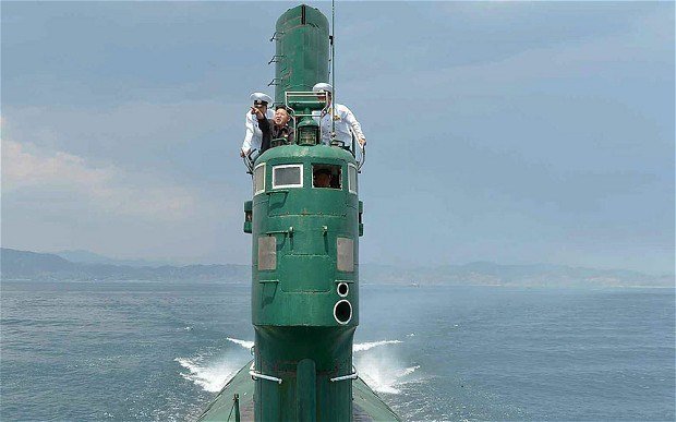 Nhà lãnh đạo Kim Jong Un đang thị sát ở một tàu ngầm của CHDCND Triều Tiên