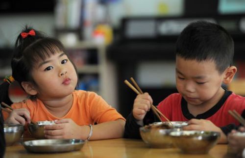 Không nên cho trẻ ăn mỳ chính quá sớm