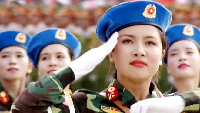 nữ quân y đeo quân hàm trung tá tham gia diễu binh