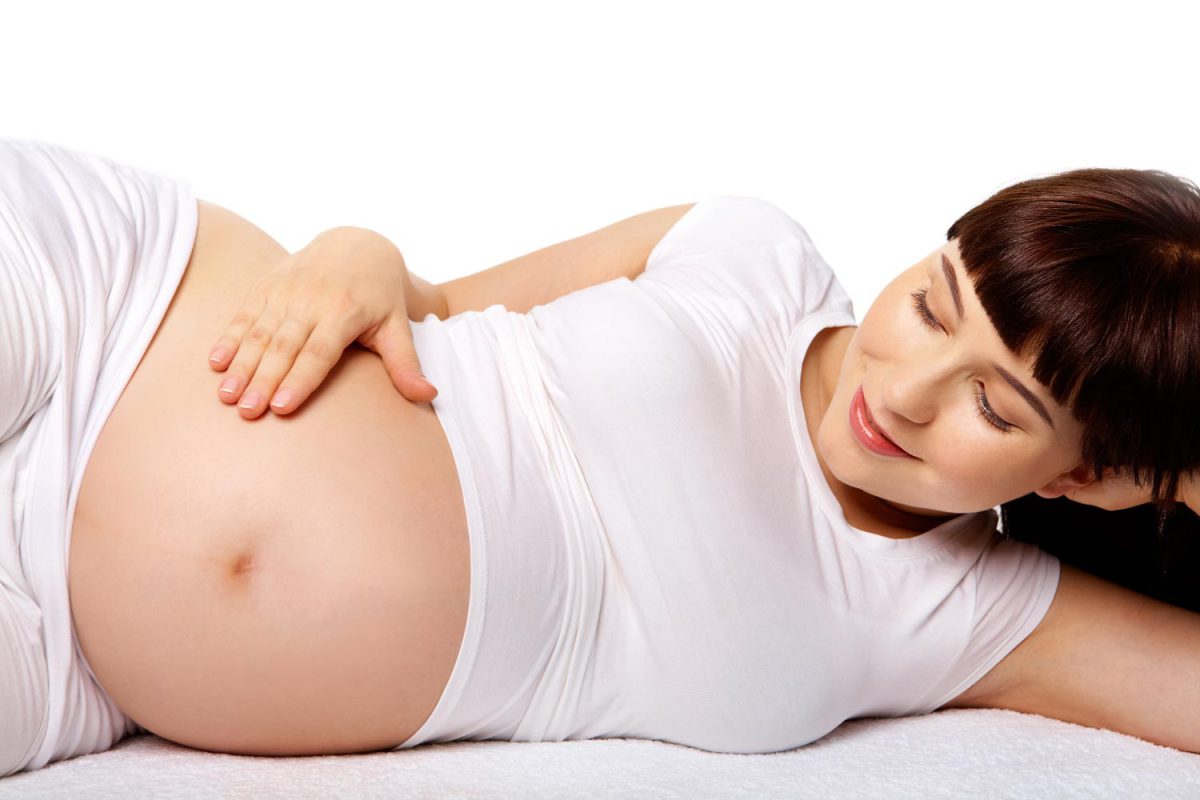 Thay vì nằm ngửa bà bầu nên nằm nghiêng sang trái để thai nhi phát triển khỏe mạnh