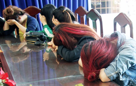 Gần 20 đối tượng bị bắt tại ‘ổ’ massage trá hình ở Nha Trang, Khánh Hòa