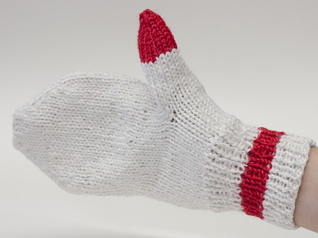 Chiếc găng tay đầu tiên làm từ sợi len mới, mở ra khả năng nâng cao năng suất chất lượng toàn ngành dệt may