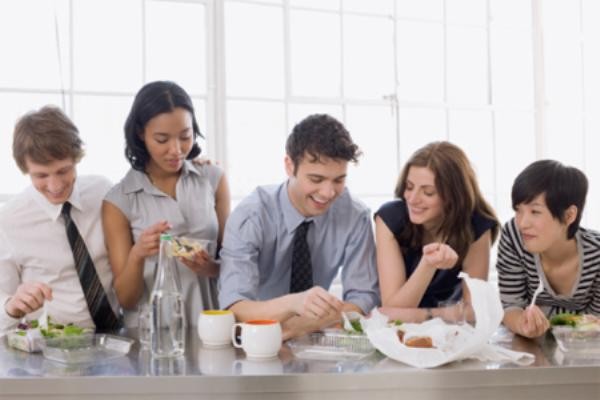 Ăn trưa với đồng nghiệp nơi công sở là một mẹo nhỏ cải thiện tinh thần, nâng cao năng suất làm việc