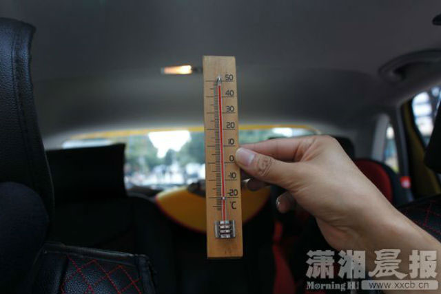 Bé Xiaotian đã bị bỏ quên hàng giờ liền trong xe ô tô giữa tiết trời nắng nóng kinh hoàng
