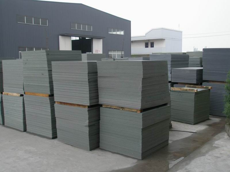 Ứng dụng tấm pallet nhựa PVC tổng hợp trong sản xuất gạch không nung