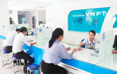 công nhân viên Trung tâm Kinh doanh (Viễn thông Khánh Hòa) đã hợp lý hóa sản xuất để nâng cao năng suất lao động