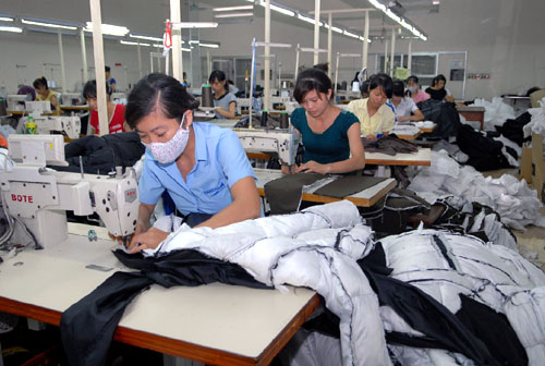 Nếu tính theo năng suất lao động theo giờ công, giá trị gia tăng do người lao động Việt Nam tạo ra cũng rất thấp so với các nước khác