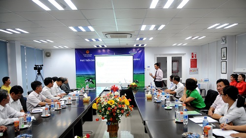 Vinamilk hợp tác phát triển chăn nuôi bò sữa với tỉnh Lâm Đồng