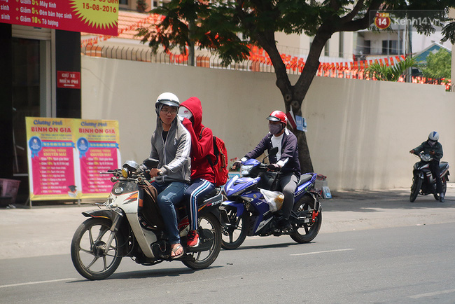 Sài Gòn nắng nóng tới 40 độ C, nam nữ ra ngoài đường đều phải trùm kín mít