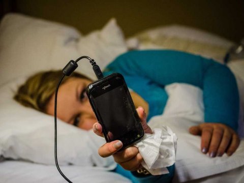 Để điện thoại bên cạnh lúc đi ngủ gây ra nhiều tác hại không ngờ tới