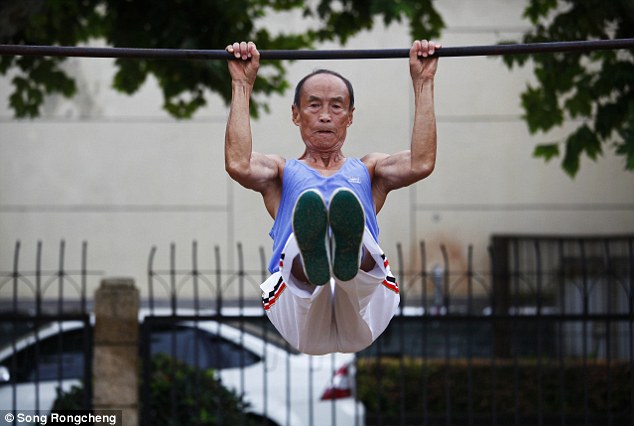 Dù đã hơn 70 tuổi nhưng ông Bao vẫn rất dẻo dai. Ảnh: Daily Mail