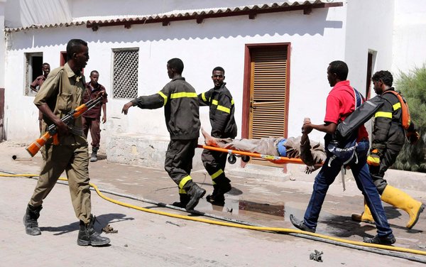 Cảnh sát giúp đỡ những nạn nhân trong vụ ném bom tự sát ở Somalia