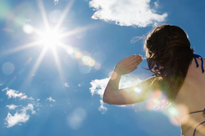 Cách ngăn ngừa nếp nhăn trên da là nên hạn chế tiếp xúc với ánh nắng mặt trời