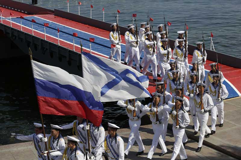 Tàu khu trục Nga phóng hỏng tên lửa trong lễ kỷ niệm hoành tráng