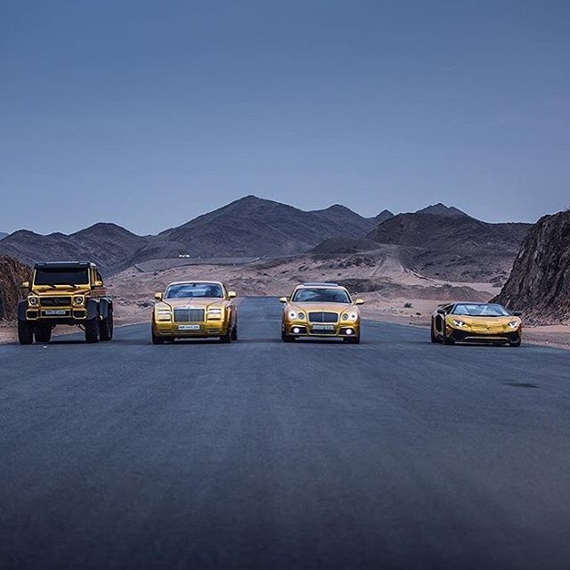 Từ trái sang: Mercedes G63 6 bánh, Rolls-Royce Phantom Drophead Coupe, Bentley Continental Flying Spur, và Lamborghini Aventador SV. Ảnh: Dantri 