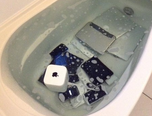Các sản phẩm Apple bị ngâm trong bồn tắm vì chủ nhân trót lăng nhăng
