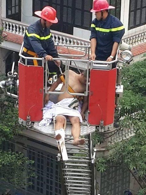 Lực lượng cứu hộ dùng xe thang đưa thanh niên 