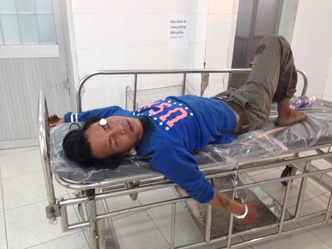 Thanh niên được đưa vào Bệnh viện Lê Lợi để được cấp cứu khâu vết thương trên cổ.