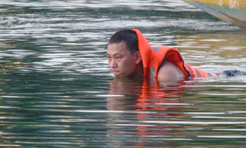Lực lượng chức năng nỗ lực tìm kiếm nạn nhân nghi ‘ngáo đá’ nhảy hồ Thiền Quang suốt nhiều giờ liền