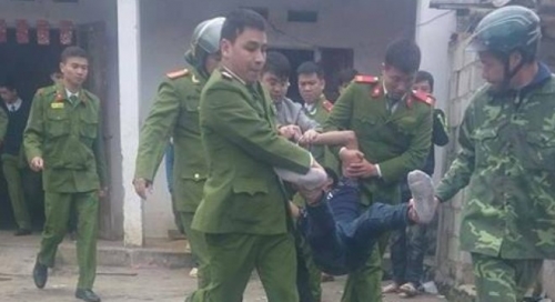 Nam thanh niên ‘ngáo đá’ bị lực lượng chức năng tỉnh Lạng Sơn khống chế