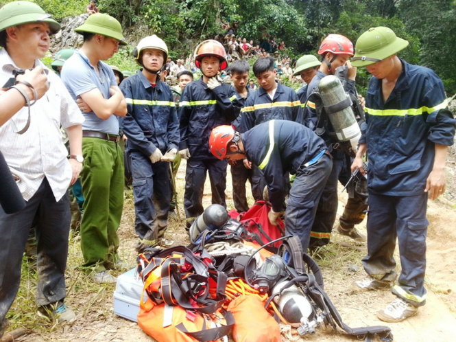 Lực lượng chức năng đeo bình Oxy để xuống hang sâu đưa thi thể nạn nhân vụ ngạt khí lên